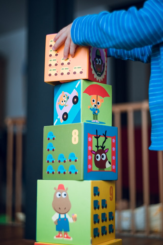 bambino gioca a fare una torre dallo psicologo infantile milano